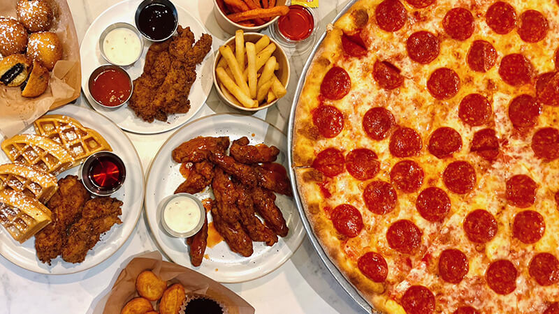 ニューヨークピザをアメリカ・NY発祥のサイドメニュー（ワッフルチキン、フライドオレオなど）と一緒にどうぞ